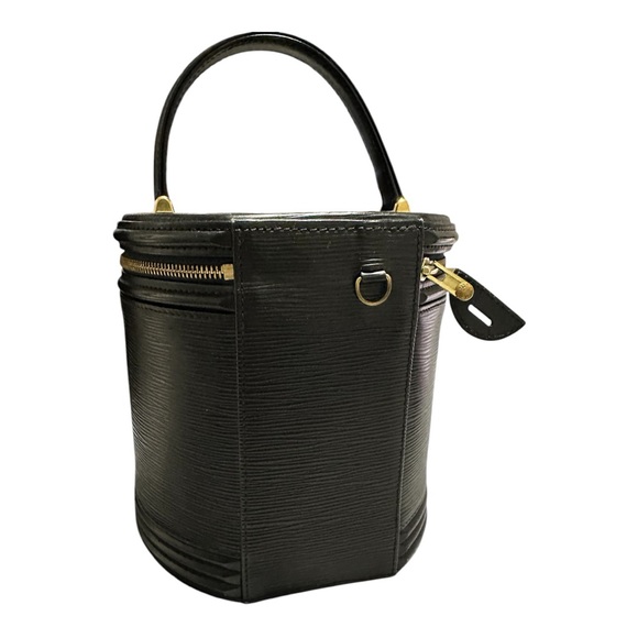 Louis Vuitton Black Epi Leather Noir
Cannes Vanity Case. Like New! 🔥 - Picture 13 of 16